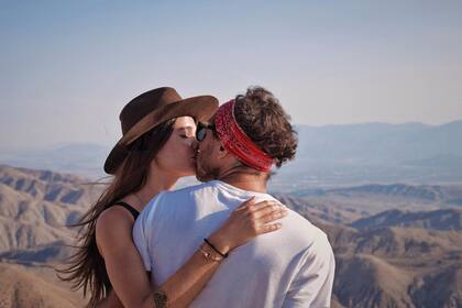 Un beso al atardecer frente al mirador Key View, desde donde se aprecia la mejor vista del Joshua Tree National Park con sus rocas y montañas de formas únicas.