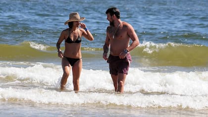 Agustina Cherri y su novio Tomás Vera disfrutando del mar
