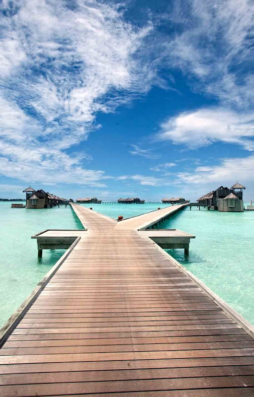 Las habitaciones del Gili Lankanfushi Maldiva se vinculan por pasarelas de madera.
