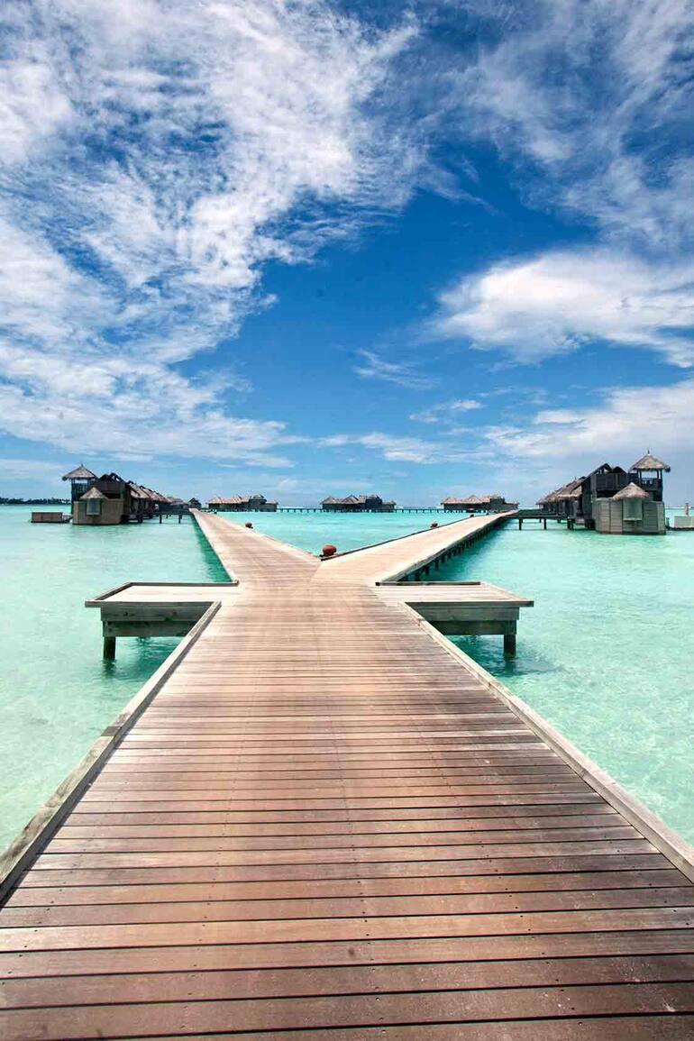 Las habitaciones del Gili Lankanfushi Maldiva se vinculan por pasarelas de madera.