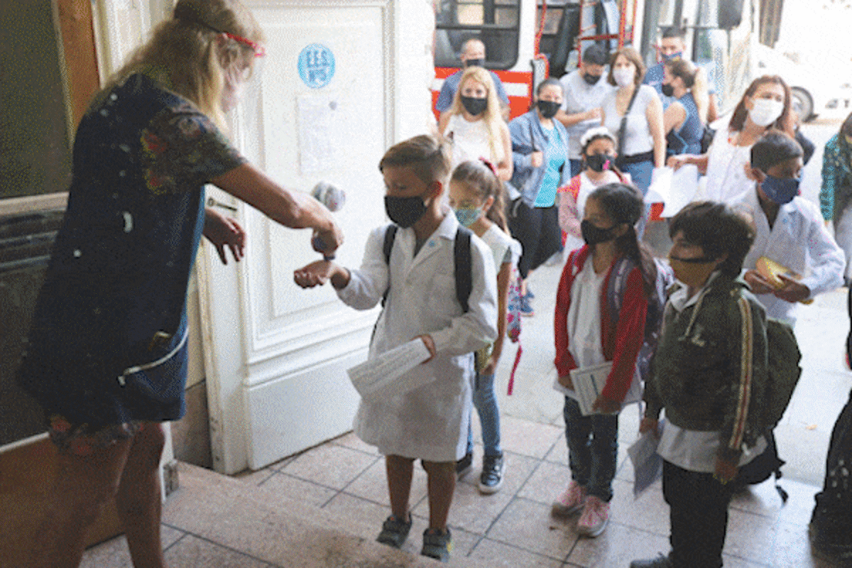 ¿Adiós al barbijo en la escuela? La nueva batalla de los padres, que buscan ganar otra pulseada