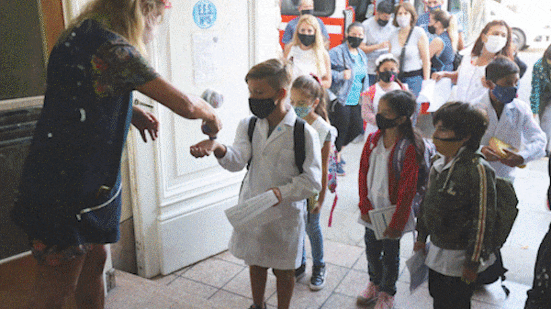 ¿Adiós al barbijo en la escuela? La nueva batalla de los padres, que buscan ganar otra pulseada