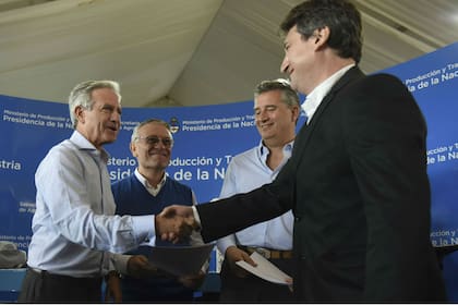 El vicejefe de Gabinete saluda a Guido Mora, uno de los dos primeros adjudicatarios de la licencia para brindar internet a través de la banda banda 450 Mhz