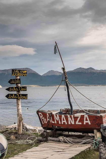 Barcos en la costa de Puerto Almanza en Tierra del Fuego.
