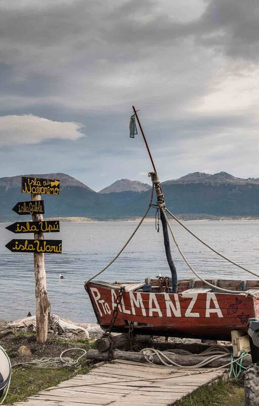 Almanza está frente a la isla Navarino, en Chile.