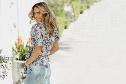 Antes de que empezara la cuarentena en Estados Unidos, la modelo y conductora posó para Lanhtropy, la marca de ropa con la que colabora en el diseño desde el año pasado. Y Mia se animó a seguirla en un par de tomas.