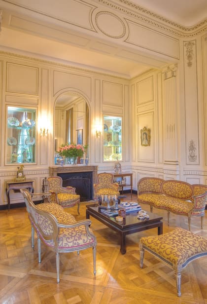 La sala de música, es un espacio dedicad exclusivamente al arte. En las vitrinas del fondo se exhibe la colección de platos de cerámica español