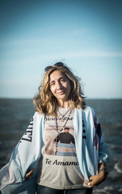 Hasta que los restos del submarino no aparezcan, Marcela espera que su marido, Hernán Rodríguez, jefe de Máquinas, regrese.
