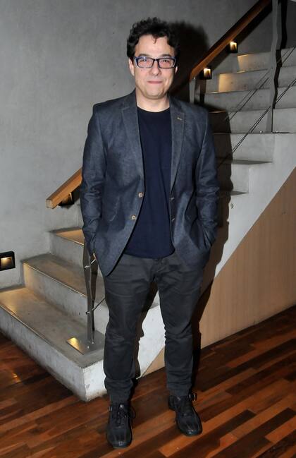 Fernán Mirás compone a Javier, el marido de Pilar (Oreiro) en Re loca