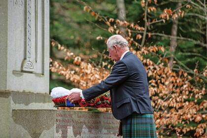 Vestido con un kilt de caza con tartan Stewart, una corbata del clan Gordon y una insignia de solapa –vestimenta tradicional de los Highlands escoceses–, el heredero del trono dejó una ofrenda floral en el Balmoral War Memorial, en la localidad de Crathie, al norte de Edimburgo.