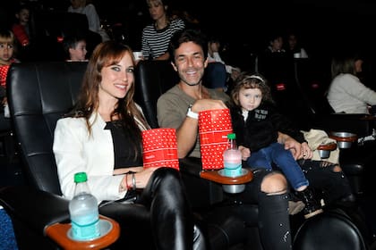 Mariano Martínez, su novia Camila Cavallo, y su hija Alma comieron en pleno momento de cine