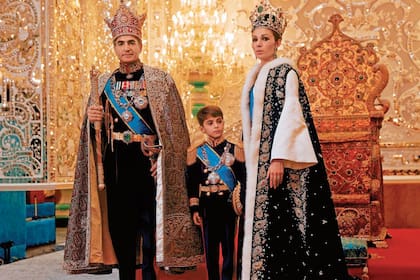Acompañado por su tercera mujer, la reina Farah Diba –un referente de estilo– creó el imperio más lujoso e inspirador del mundo. Derrotado por la Revolución Islámica, murió en el exilio, añorando su tierra