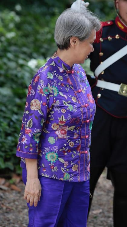 Ho Ching, la mujer del primer ministro de Singapur, que desarrolló una gran carrera en el mundo empresarial, usó una camisa típica de su país.