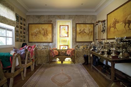 La sala donde se exhiben los trofeos ganados por los caballos de Haras Sumaya. Las paredes están decoradas con cuadros de polo y de carreras, firmados por la artista plástica María Teresa Sepúlveda.