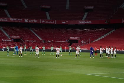 .El minuto de silencio de los jugadores en homenaje a los fallecidos por coronavirus.