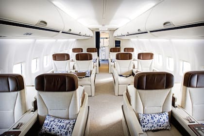 Valuado en cerca de 90 millones de euros, puede ser pilotado por el propio monarca, dado que KLM, la compañía en la que opera Guillermo, es la responsable de esta nave. Cuenta, entre otras comodidades, con ducha, los amenities de higiene y belleza son de la marca holandesa Rituals.