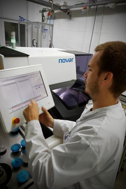 Los laboratorios se conectan a un servidor que, sobre los datos de la receta oftálmica, les hace el cálculo y les devuelve el diseño que deben materializar en la línea de producción