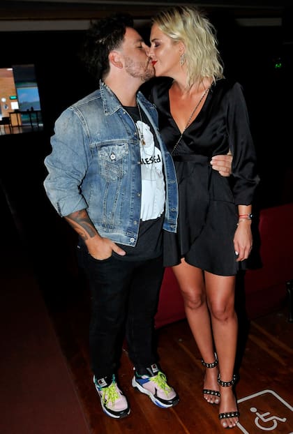 Beso a beso: Bal y el festejo junto con su pareja tras la función