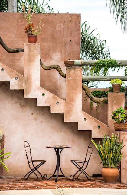Escalera con baranda de naranjo en la posada Los Brunos, Reconquista.