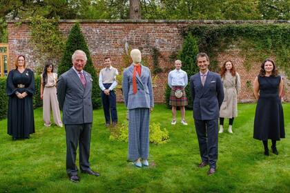 El príncipe Carlos lanzó una línea de ropa compuesta por prendas atemporales y de calidad para mujeres y hombres
