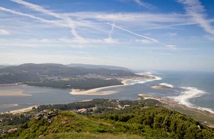 Maravillosa vista de la desembocadura del río Miño en el océano Atlántico.