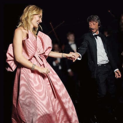 Un cuarto vestido. Marta se decantó por un diseño atípico para las últimas horas de su fiesta de boda: un strapless rosa y blanco con una voluminosa falda y una llamativa parte delantera rematada con un lazo, también firmado por Pierpaolo Piccioli.