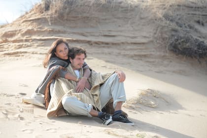 A la tarde, si el día está bueno, Mónica y su hijo Adriano –fruto de su matrimonio con el empresario y productor de cine Alejandro Sessa– arman un fuego en la playa y comparten unos mates