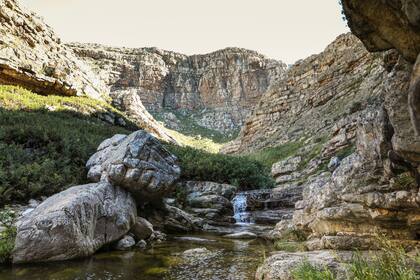 La excursión hacia la Cascada Escondida es una caminata de 3 horas con suaves ascensos, remontando el cauce de un arroyo hasta una cascada con piletas naturales.
