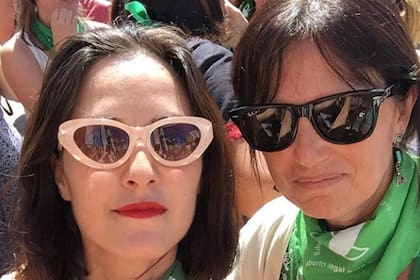 Julieta Díaz junto a la escritora Claudia Piñeiro