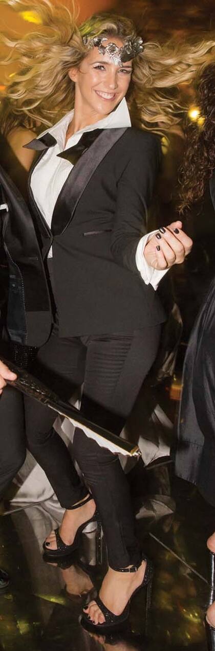 Soledad Fandiño –separada desde abril pasado del cantante puertorriqueño René Pérez– inspiró su look en el outfit que Cara Delevingne lució en la boda de la princesa Eugenia. La actriz lució un smoking y una tiara de Guidobono y tomó la pista de baile.