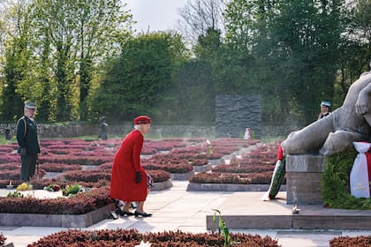 La soberana de Dinamarca dejó un ramo de flores en el monumento titulado Para Dinamarca, la madre con el hijo asesinado, del escultor Axel Poulsen (está ubicado en el Ryvangen Memorial Park, en Hellerup), para honrar a aquellos que pelearon en su país contra la ocupación nazi