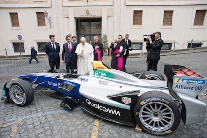 El Papa un modelo del auto eléctrico de Fórmula E, que competirá por primera vez este sábado en Roma