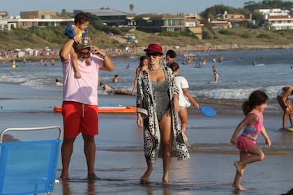 Lola Bezerra, su marido, y sus hijos: Benicio, de 1 año y medio, y Josefina, de 4