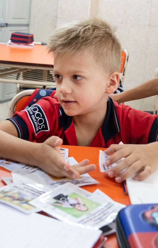 “¿Querés jugar?” Acaban de aterrizar y no saben castellano: ¿cómo se comunican los niños rusos en el inicio de clases?