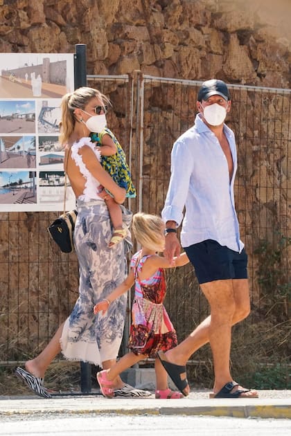 A los 50, con un físico muy bien trabajado, Diego fue el “guardavidas” de sus tres mujeres: Carla, Francesca y Valentina.