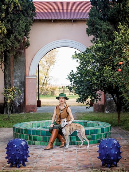 Desireé con su mascota Pancho, un whippet