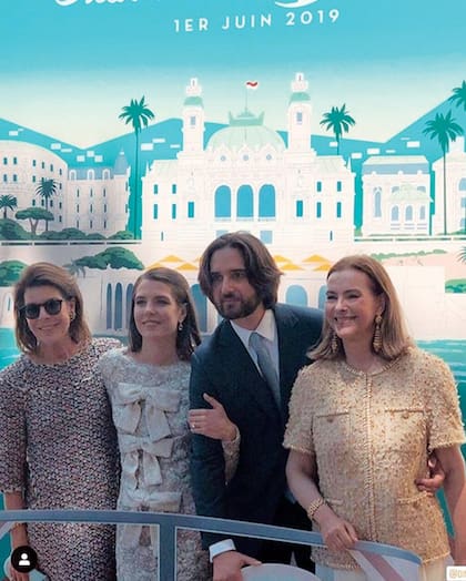 Los novios con sus madres, la princesa Carolina y la actriz Carole Bouquet, íntimas desde su juventud. Las consuegras recordaron a su amigo Karl Lagerfeld y le rindieron homenaje en el día más especial de sus hijos eligiendo dos vestidos de la última colección que ideó para Chanel.