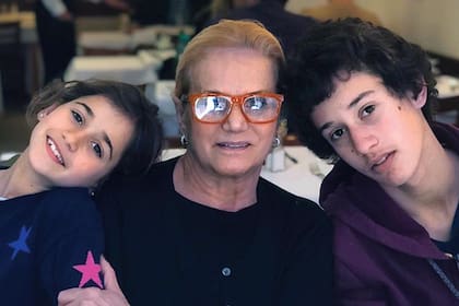 Junto a sus nietos Esmeralda y Giuseppe.