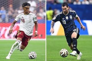 La mejor delantera enfrenta a la mejor defensa en una batalla táctica entre dos equipos espejados