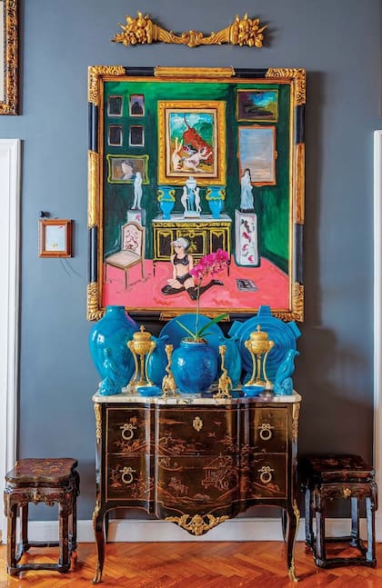 Moé con jarrones y mueble, el acrílico sobre tela de Fátima Pecci Carou se posa sobre el mueble francés con tapa de mármol. A su izquierda contrasta Sin título, 1979, un cuadro de técnica mixta de Oscar Bony.