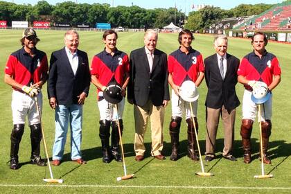El homenaje a los 10 de handicap: Alfredo y Juancarlitos Harriott, y Alberto Heguy, junto con Cambiaso, Stirling, Miguel Novillo Astrada y el Ruso Heguy