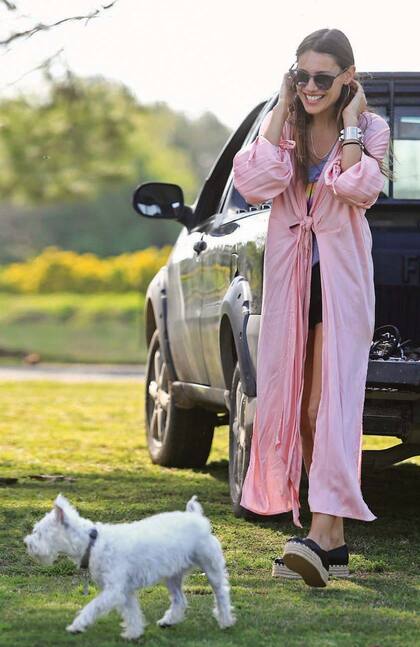 Amante de los perros –tanto que comparte con su ex, Pico Mónaco, la custodia de Osvaldo– Pampita se mostró encantada con Marta, la mascota de Facundo Pieres.