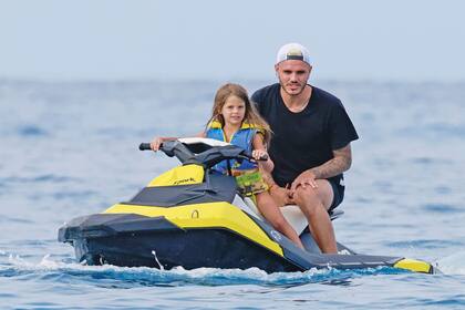 Supercariñoso, Mauro llevó a pasear a su hija mayor, Francesca, en la moto de agua. Después, subió a parte de la minitripulación en un gomón y pasaron la tarde a puras risas