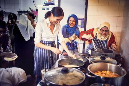 Se develó el primer gran proyecto en el que estuvo trabajando la mujer del príncipe Harry: un libro de recetas que presentará este jueves 20 con las mujeres del centro Al Manaar para recaudar fondos para su comedor social.