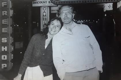 Caminando del brazo por la calle Gorlero de Punta del Este, en 1977