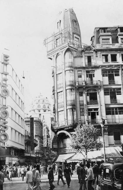 Perú y Av. de Mayo: a la izquierda, donde estaba El Coloso, estuvo Casa Tagini. A la derecha, el anexo de Gath y Chaves, en cuya planta baja ya funcionaba, al igual que hoy, la confitería London City.
