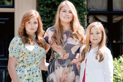 Las princesas Alexia (con vestido de Sandro), Amalia (con vestido midi de la marca holandesa Sissy-Boy) y Ariane posaron con total naturalidad. Seguramente ellas extrañen mucho este paraíso verde, donde sus padres quisieron sumarle “calidez y normalidad” a sus primeros años.