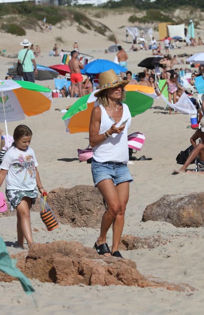 Maru Botana y su look relajado: short de jean, remera blanca y un sombrero de arpillera para cubrirse del sol