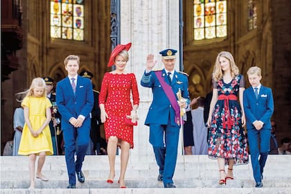 En la foto, junto a los reyes Felipe y Matilde y sus tres hermanos menores: Eleonore, Gabriel y Emmanuel.