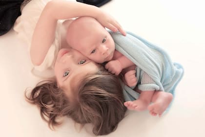 A un mes y medio de su nacimiento, Federico ya posó para las cámaras en solitario, con su hermana y con su familia en pleno para la fotógrafa Florencia Ferreiros.
